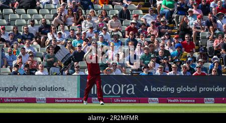 Birmingham, Regno Unito. 20th maggio, 2023. Il Lancashire's Colin de Grandhomme prende il pescato al confine durante la partita di Blast Vitality T20 tra Derbyshire Falcons e Lancashire Lightning all'Edgbaston Cricket Ground, Birmingham, Inghilterra, il 20 maggio 2023. Foto di Stuart Leggett. Solo per uso editoriale, licenza richiesta per uso commerciale. Non è utilizzabile nelle scommesse, nei giochi o nelle pubblicazioni di un singolo club/campionato/giocatore. Credit: UK Sports Pics Ltd/Alamy Live News Foto Stock