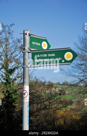 Cartello pubblico accanto al canale Kennet e Avon a Avoncliff. Foto Stock