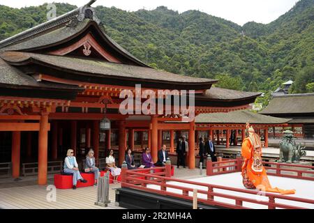 Hatsukaichi, Giappone. 20th maggio, 2023. Gli sposi del Gruppo dei sette leader guardano una tradizionale danza giapponese conosciuta come Bugaku al Santuario di Itsukushima sull'Isola di Miyajima durante il programma degli sposi ai margini del Summit del G7, il 20 maggio 2023 a Hatsukaichi, Giappone. Seduto da sinistra: Maisy Biden, nipote degli Stati Uniti Il presidente Joe Biden, la prima signora degli Stati Uniti Jill Biden, Akshata Narayan Murty del Regno Unito, Yuko Kishida del Giappone, Britta Ernst della Germania e Heiko von der Leyen, moglie del presidente dell'Unione europea. Credit: Foto piscina/G7 Hiroshima/Alamy Live News Foto Stock