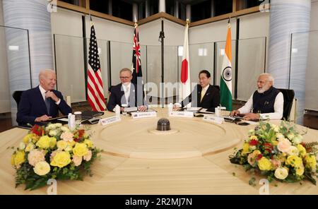 Hiroshima, Giappone. 20th maggio, 2023. Membri del GRUPPO QUAD durante un incontro quadrilatero a margine del vertice del G7 al Grand Prince Hotel, 20 maggio 2023 a Hiroshima, Giappone. Seduto da sinistra: USA Il Presidente Joe Biden, il primo Ministro australiano Anthony Albanese, il primo Ministro giapponese Fumio Kishida e il primo Ministro indiano Narendra modi. Credit: Pool Photo/Press Information Bureau/Alamy Live News Foto Stock