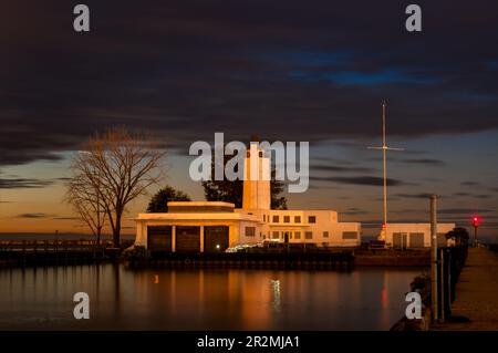 La vecchia stazione della Guardia Costiera di Cleveland sul lago Erie, una popolare destinazione ricreativa, risplende all'ultima luce del tramonto. Foto Stock