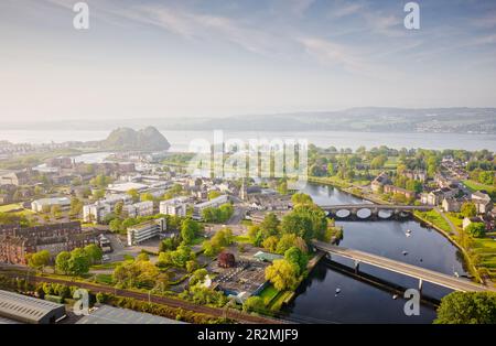 Vista aerea della città di Dumbarton con il fiume Leven e il castello di roccia di Dumbarton Foto Stock