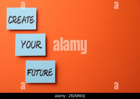 Frase motivazionale Crea il tuo futuro fatto di note appiccicose con parole su sfondo arancione. Spazio per il testo Foto Stock