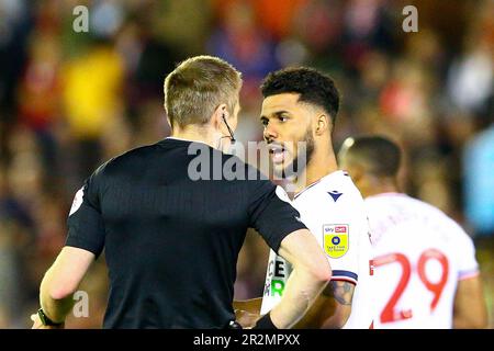 Oakwell Stadium, Barnsley, Inghilterra - 19th maggio 2023 Elias Kachunga (24) di Bolton Wanderers pone domande all'arbitro - durante il gioco Barnsley v Bolton Wanderers, Sky Bet League One, Play Off 2nd leg, 2022/23, Oakwell Stadium, Barnsley, Inghilterra - 19th maggio 2023 Credit: Arthur Haigh/WhiteRosePhotos/Alamy Live News Foto Stock