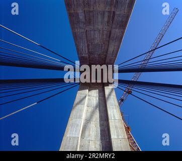 PUENTE INTERNACIONAL DEL GUADIANA CONSTRUIDO EN 1991 SOBRE EL RIO GUADIANA - FOTO AÑOS 90. AUTORE: JOSE LUIS CANCIO MARTINS-ARQUITECTO PORTUGUES. Ubicazione: ESTERNO. Ayamonte. Huelva. SPAGNA. Foto Stock