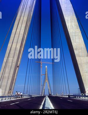 PUENTE INTERNACIONAL DEL GUADIANA CONSTRUIDO EN 1991 SOBRE EL RIO GUADIANA - FOTO AÑOS 90. AUTORE: JOSE LUIS CANCIO MARTINS-ARQUITECTO PORTUGUES. Ubicazione: ESTERNO. Ayamonte. Huelva. SPAGNA. Foto Stock