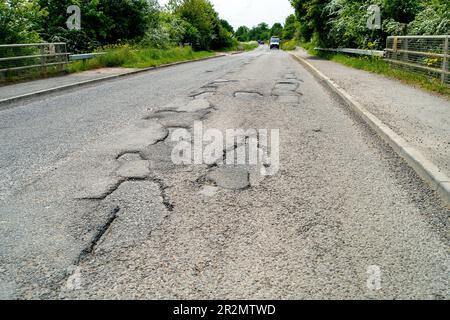 Dorney, Buckinghamshire, Regno Unito. 19th maggio, 2023. Buche nel villaggio di Dorney raggiungere, Buckinghamshire prima di essere riparato. Buckinghamshire ha migliaia di buche non riparate che vengono lentamente applicate con una nuova macchina Velocity Patcher. Credito: Maureen McLean/Alamy Foto Stock