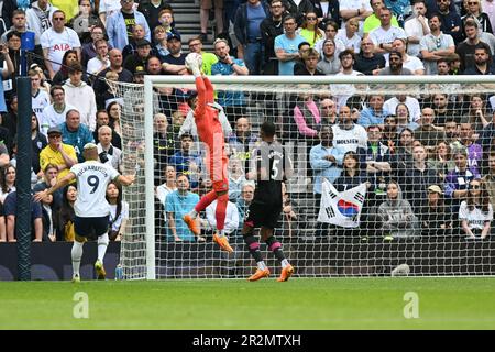 David Raya Martin del Brentford FC raccoglie in tutta sicurezza il pallone durante la partita della Premier League tra Tottenham Hotspur e Brentford allo stadio Tottenham Hotspur, Londra, Inghilterra, il 20 maggio 2023. Foto di Phil Hutchinson. Solo per uso editoriale, licenza richiesta per uso commerciale. Non è utilizzabile nelle scommesse, nei giochi o nelle pubblicazioni di un singolo club/campionato/giocatore. Credit: UK Sports Pics Ltd/Alamy Live News Foto Stock