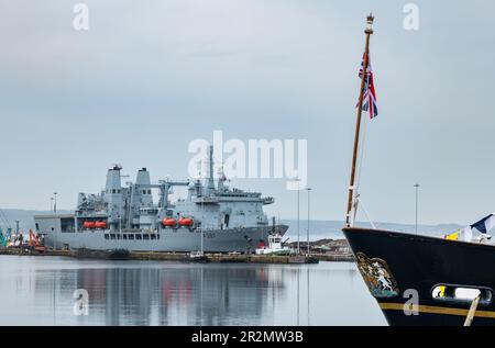 Edimburgo, Scozia, Regno Unito, 20th maggio 2023. RFA Fort Victoria (A387) entra nel porto di Leith: La flotta combinata immagazzina nave e autocisterna della flotta reale ausiliaria del Regno Unito incaricata di fornire munizioni, carburante, cibo e altre forniture per le navi della Royal Navy britannica è manovrato nel porto ad un ormeggio da rimorchiatore boatspast il Royal Yacht Britannia. Credit: Sally Anderson/Alamy Live News Foto Stock