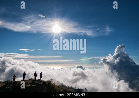 Sole sopra le nuvole al campo sul bordo del cratere di Senaru, Lombok, Indonesia Foto Stock