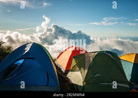 Tende al campo sul bordo del cratere di Senaru sul Monte Rinjani, Lombok, Indonesia Foto Stock