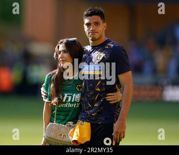 Wolverhampton, Regno Unito. 20th maggio, 2023. Raul Jimenez di Wolverhampton Wanderers e il suo compagno mentre i giocatori completano una passeggiata intorno allo stadio la loro ultima partita in casa della stagione durante la partita della Premier League a Molineux, Wolverhampton. Il credito dell'immagine dovrebbe essere: Andrew Yates/Sportimage Credit: Sportimage Ltd/Alamy Live News Foto Stock