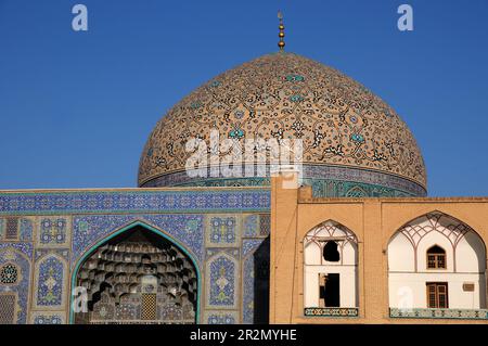 La Moschea dello Sceicco Lutfullah, situata a Isfahan, in Iran, è stata costruita nel 17th ° secolo. E' stata applicata una ricca arte di piastrelle. Foto Stock