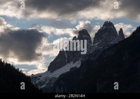 panorama delle montagne delle dolomiti al tramonto, tre cime patrimonio unesco Foto Stock