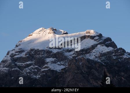 panorama delle montagne delle dolomiti al tramonto, tre cime patrimonio unesco Foto Stock