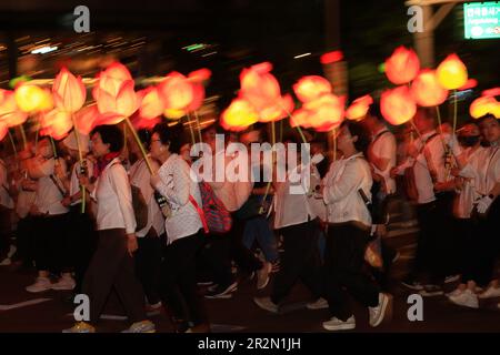 I buddisti illuminano le lanterne di loto e marciano a Seoul, Corea del Sud, il 20 maggio 2023. Il prossimo 27th è il compleanno di Buddha. La parata di Yeondeung, che non poteva essere celebrata a causa del COVID-19, si tenne dopo tre anni. A Seoul, Corea del Sud. Credit: Kitae Lee/ Alamy Live News Foto Stock