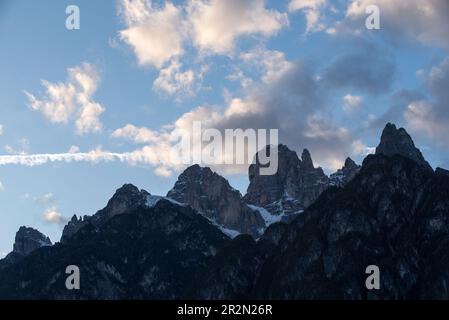 panorama delle montagne delle dolomiti al tramonto, tre cime patrimonio unesco Foto Stock