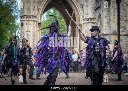 Londra, Regno Unito. 20th maggio, 2023. I membri del Black Swan Border Morris si esibiscono nei pressi della cappella anglicana durante l'annuale giornata di apertura del Nunhead Cemetery, uno dei "magnifici sette" cimiteri di Londra. Credit: Guy Corbishley/Alamy Live News Foto Stock