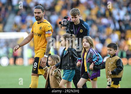 20th maggio 2023; Molineux Stadium, Wolverhampton, West Midlands, Inghilterra; Premier League Football, Wolverhampton Wanderers contro Everton; Ruben Neves of Wolves con la sua famiglia Foto Stock