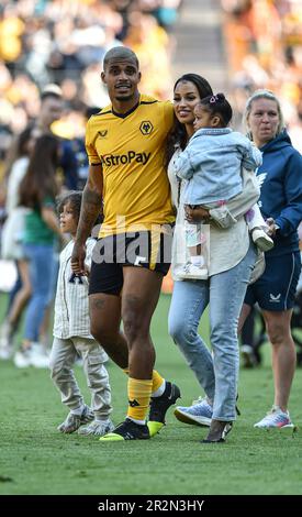 20th maggio 2023; Molineux Stadium, Wolverhampton, West Midlands, Inghilterra; Premier League Football, Wolverhampton Wanderers contro Everton; Mario Lemina di Wolves con la sua famiglia Foto Stock