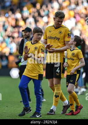 20th maggio 2023; Molineux Stadium, Wolverhampton, West Midlands, Inghilterra; Premier League Football, Wolverhampton Wanderers contro Everton; Nathan Collins dei Wolves con la sua famiglia Foto Stock