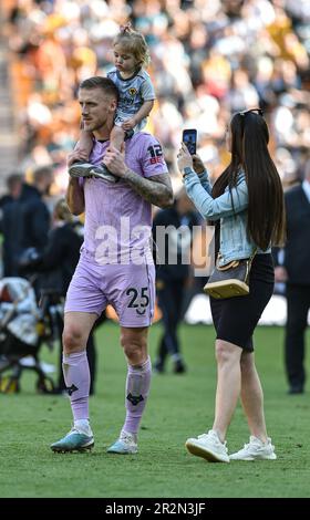 20th maggio 2023; Molineux Stadium, Wolverhampton, West Midlands, Inghilterra; Premier League Football, Wolverhampton Wanderers contro Everton; Daniel Bentley di Wolves con la sua famiglia Foto Stock