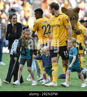 20th maggio 2023; Molineux Stadium, Wolverhampton, West Midlands, Inghilterra; Premier League Football, Wolverhampton Wanderers contro Everton; Craig Dawson di Wolves con la sua famiglia Foto Stock