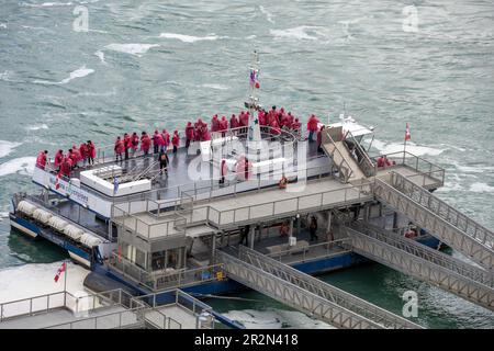 Passeggeri a bordo del battello turistico canadese Niagara Wonder di proprietà di Niagara City Cruises A Hornblower Company, Niagara Falls Ontario Canada Foto Stock