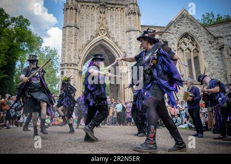 Londra, Regno Unito. 20th maggio, 2023. I membri del Black Swan Border Morris si esibiscono nei pressi della cappella anglicana durante l'annuale giornata di apertura del Nunhead Cemetery, uno dei "magnifici sette" cimiteri di Londra. Credit: Guy Corbishley/Alamy Live News Foto Stock