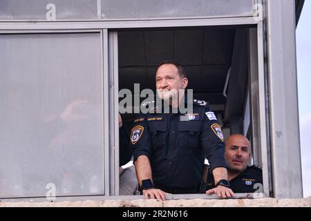 Yaakov ‘Kobi’ Shabtai, Commissario della polizia di Israele, guarda i celebratori che marciano fino alla porta di Damasco durante le celebrazioni di Gerusalemme. Decine di migliaia di persone hanno partecipato alle celebrazioni annuali della Giornata di Gerusalemme, che segnano l'unificazione della città nella guerra israelo-araba del 1967. La marcia passò attraverso la porta di Damasco e la Città Vecchia. Foto Stock