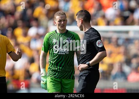 Jordan Pickford, portiere di Everton, chiacchiera con l'arbitro durante la partita della Premier League tra Wolverhampton Wanderers ed Everton a Molineux, Wolverhampton sabato 20th maggio 2023. (Foto: Gustavo Pantano | NOTIZIE MI) Credit: NOTIZIE MI & Sport /Alamy Live News Foto Stock