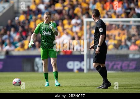 Jordan Pickford, portiere di Everton, chiacchiera con l'arbitro durante la partita della Premier League tra Wolverhampton Wanderers ed Everton a Molineux, Wolverhampton sabato 20th maggio 2023. (Foto: Gustavo Pantano | NOTIZIE MI) Credit: NOTIZIE MI & Sport /Alamy Live News Foto Stock