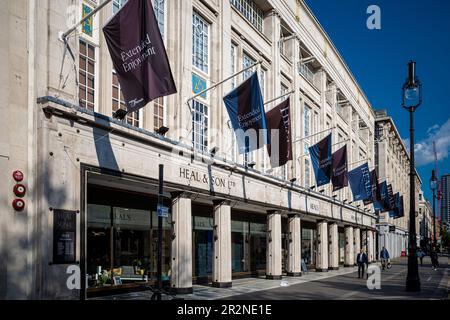 Heals Store Tottenham Court Road Londra. Bandiere blu si ondano fuori dal negozio Heals Furniture and Design. Fondata nel 1810 da John Harris Heal e figlio Foto Stock