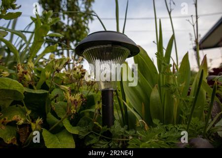 Lampada solare nel giardino di casa Foto Stock