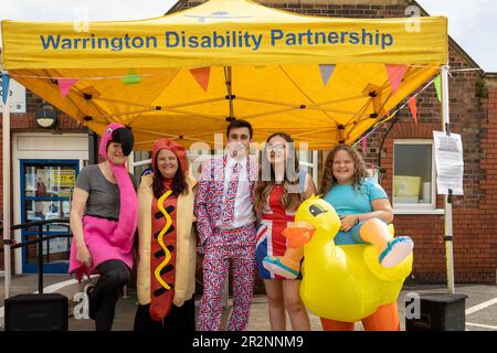 Warrington Disability Partnership ha tenuto un abito elegante 'Walk in the Park-Coronation Edition' per raccogliere fondi per beneficenza. Ogni partecipante ha ricevuto un "li Foto Stock