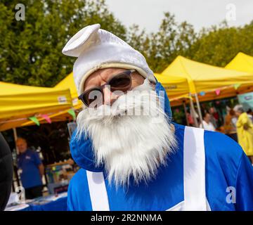 Warrington Disability Partnership ha tenuto un abito elegante 'Walk in the Park-Coronation Edition' per raccogliere fondi per beneficenza. Ogni partecipante ha ricevuto un "li Foto Stock