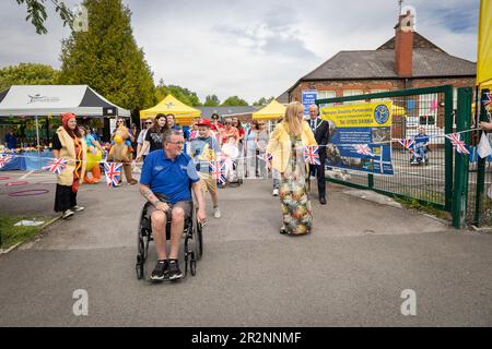 Warrington Disability Partnership ha tenuto un abito elegante 'Walk in the Park-Coronation Edition' per raccogliere fondi per beneficenza. Ogni partecipante ha ricevuto un "li Foto Stock