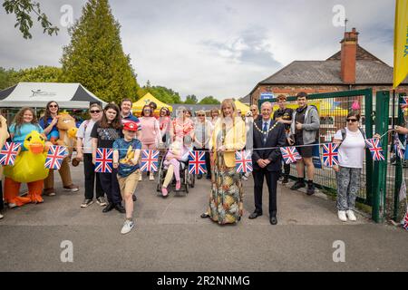 Warrington Disability Partnership ha tenuto un abito elegante 'Walk in the Park-Coronation Edition' per raccogliere fondi per beneficenza. Ogni partecipante ha ricevuto un "li Foto Stock