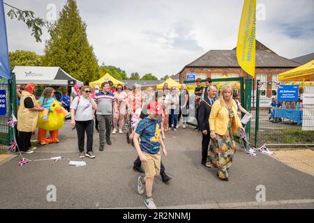 Warrington Disability Partnership ha tenuto un abito elegante 'Walk in the Park-Coronation Edition' per raccogliere fondi per beneficenza. Ogni partecipante ha ricevuto un "li Foto Stock