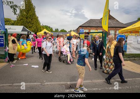 Warrington Disability Partnership ha tenuto un abito elegante 'Walk in the Park-Coronation Edition' per raccogliere fondi per beneficenza. Ogni partecipante ha ricevuto un "li Foto Stock