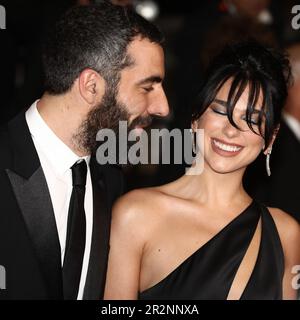 19 maggio 2023, Cannes, Francia: La cantante DUA LIPA e il suo fidanzato ROMAIN GAVRAS condividono una risata candida alla proiezione del "Re degli Algeri" durante il 76th° Festival annuale del cinema di Cannes al Palais des Festivals. (Credit Image: © Mickael Chavet/ZUMA Press Wire) SOLO PER USO EDITORIALE! Non per USO commerciale! Foto Stock