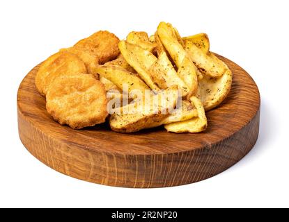 Fritti gustosi bocconcini e patate isolati su sfondo bianco Foto Stock