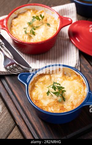 Funghi cotti al forno con julienne di pollo e formaggio in vasi Foto Stock