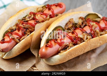 Hot Dog grigliato con ketchup su tavolo di legno Foto Stock