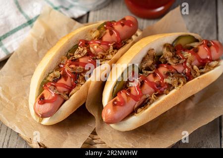 Hot Dog grigliato con ketchup su tavolo di legno Foto Stock