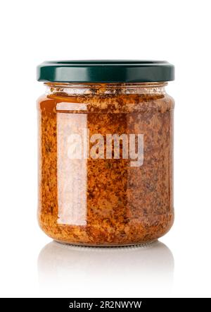 salsa al pesto di basilico rosso in vaso di vetro isolato su fondo bianco Foto Stock