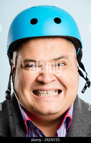 IM tutto pronto per l'uso. un bel giovane uomo che si alza da solo in studio e indossa un casco. Foto Stock