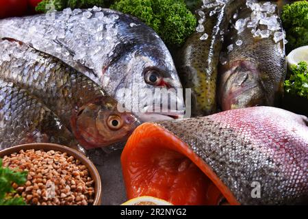 Diversi tipi di pesce sul tavolo da cucina Foto Stock