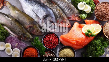 Diversi tipi di pesce sul tavolo da cucina Foto Stock