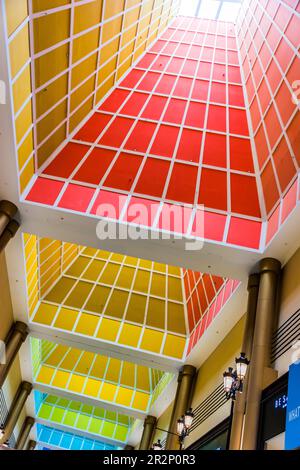 SINGAPORE - 5 MAR 2020: Interno del Millenia Walk Shopping Centre a Singapore Foto Stock